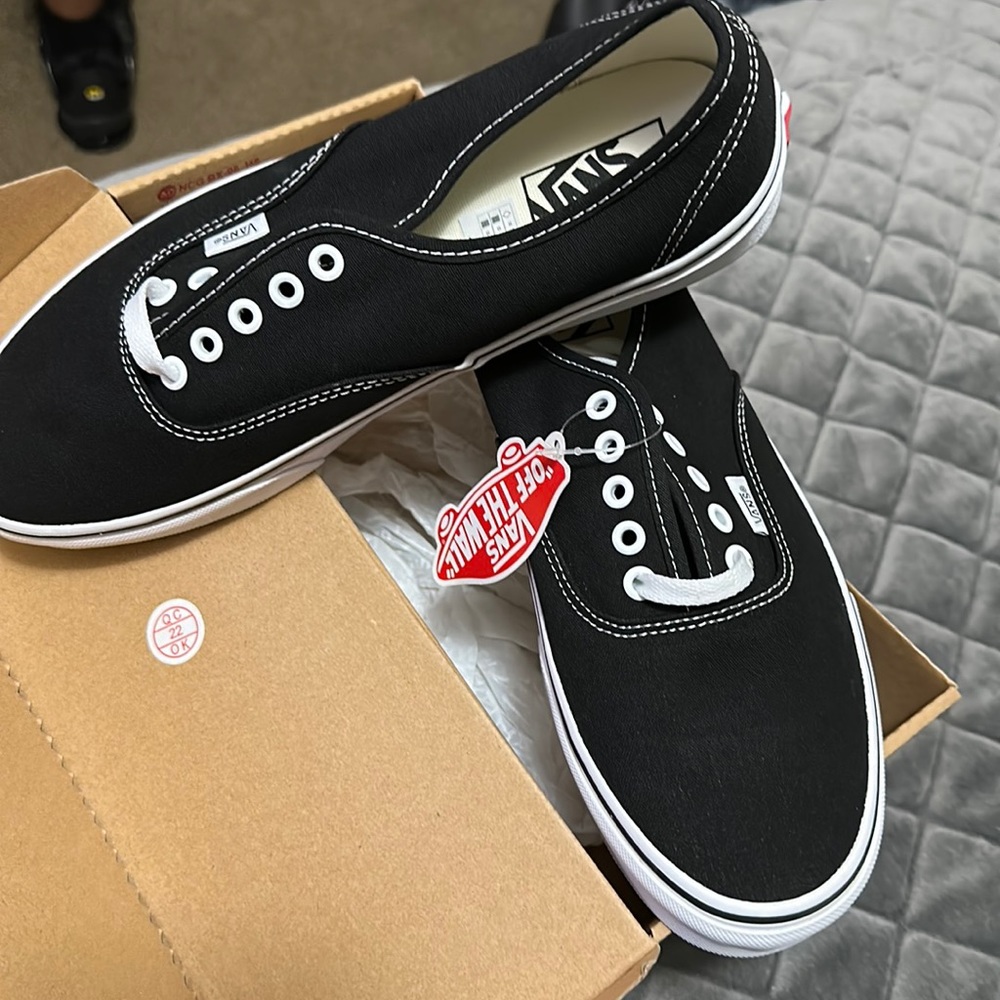 black vans 10.5 in men, 12 in woman